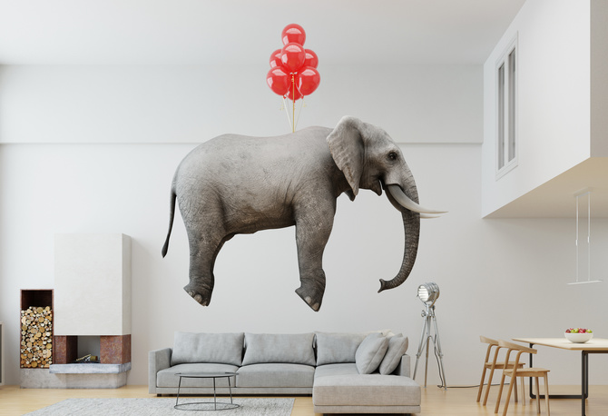 Großer Elefant schwebt an roten Luftballons im Loft als Leichtigkeit Konzept