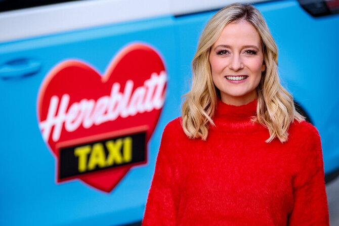Das Herzblatt-Taxi - Liebe zum Mitnehmen - Im Bild: Tina Ritschl. - Foto: ORF/Hans Leitner - Veröffentlichung honorarfrei nur für redaktionelle Berichterstattung in Sendungszusammenhang und mit Copyrightangabe. Kontakt: foto@orf.at