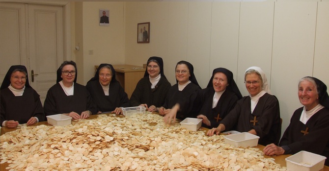 Zwischen den Zeilen / Karmel Maria Jeutendorf miteinander-Magazin 3-4/25