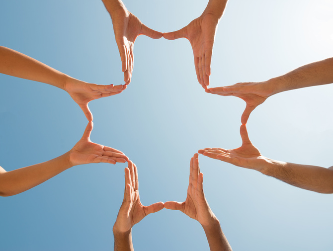 miteinander 11-12/26 / Luis Louro Hands forming a cross against the blue sky
