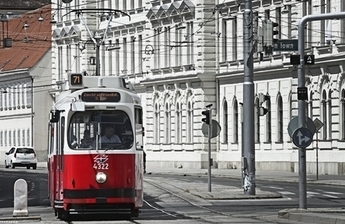 Straßenbahn der Linie 71 im Bereich Rennweg.