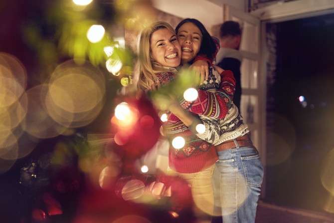 miteinander 11-12/26 / luckybusiness - stock.adobe.com happy female friends hugging and celebrating Christmas