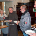 Immer mehr Menschen können sich nicht einmal mehr eine warme Mahlzeit am Tag leisten. Kirchliche Initiativen wie die Ausspeisung im Wiener Franziskanerkloster versuchen, die größte Not zu lindern.